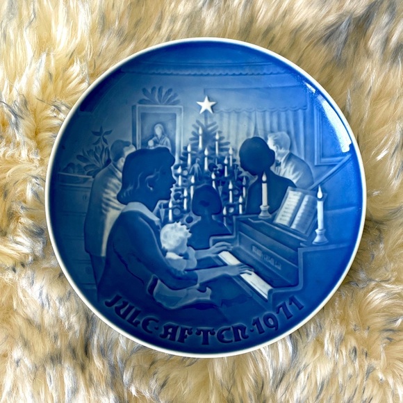 Bing & Grondahl Christmas At Home 1971 Porcelain Plate Denmark Jul i hjemmet - Picture 1 of 5